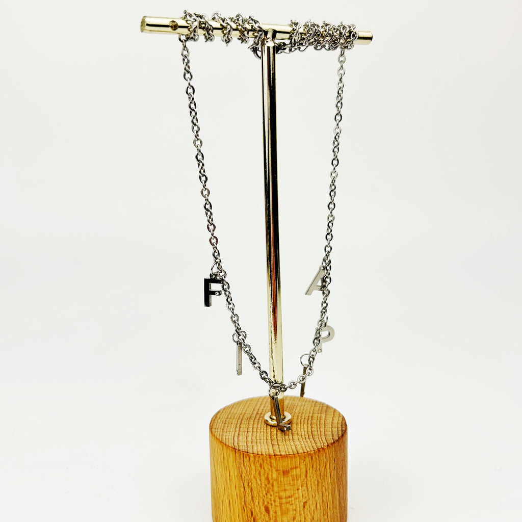 Colar Letra Simples
